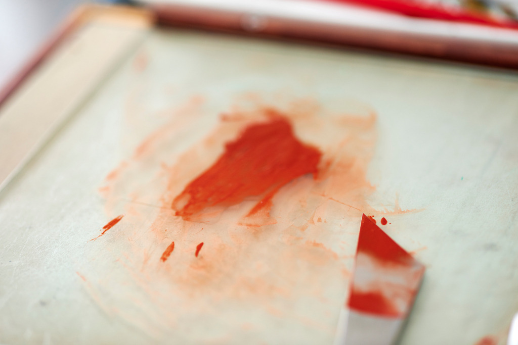 Wiener Porzellanmanufaktur Augarten | Wien, Austria - July 17, 2017: Wiener Porzellanmanufaktur Augarten, Rote Farbe und Spatel auf Palette. - Realisiert mit Pictrs.com