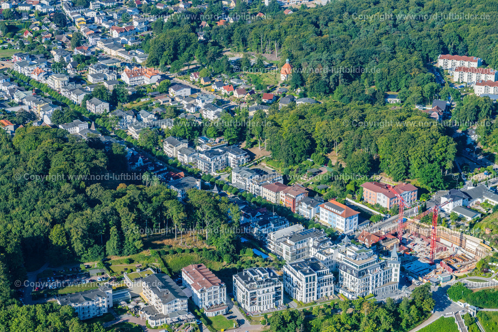 Sellin_Rügen_ELS_7275100822 | OSTSEEBAD SELLIN 10.08.2022 Baustelle zum Neubau eines Mehrfamilien- Wohn- und Geschäftshauses Kurhaus an der Wilhelmstraße in Ostseebad Sellin auf der Insel Rügen im Bundesland Mecklenburg-Vorpommern, Deutschland. Weiterführende Informationen bei: Kurverwaltung Ostseebad Sellin,  PRIMUS Immobilien AG,  VENTIS Immobilien AG. // Construction site for the new residential and commercial building Kurhaus on street Wilhelmstrasse in Ostseebad Sellin on the island of Ruegen in the state Mecklenburg - Western Pomerania, Germany. Further information at: Kurverwaltung Ostseebad Sellin,  PRIMUS Immobilien AG,  VENTIS Immobilien AG. Foto: Martin Elsen