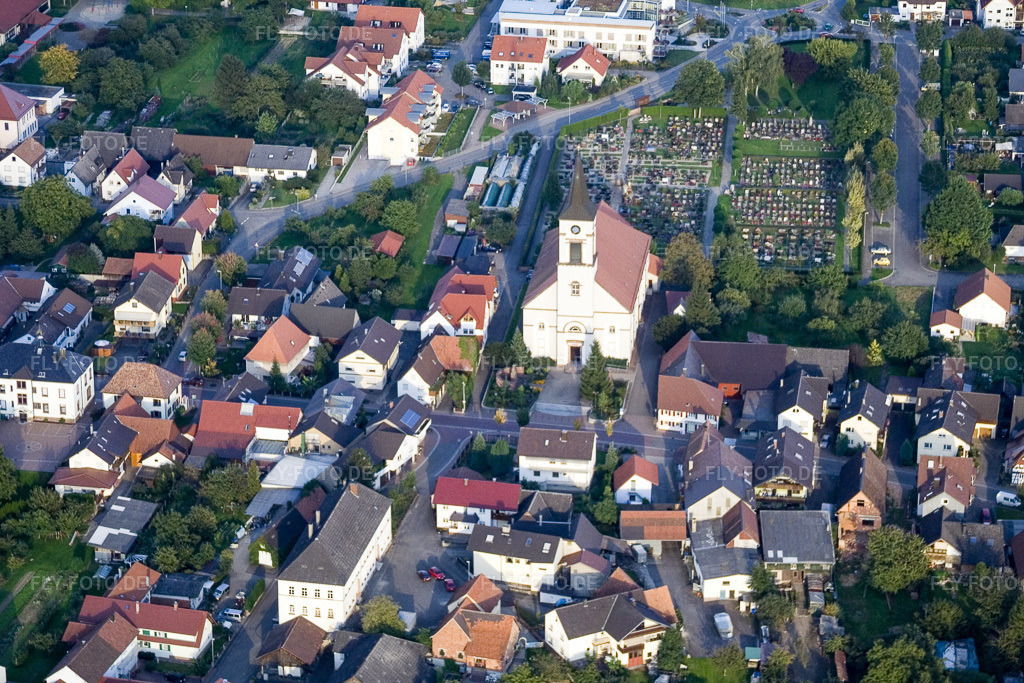 Luftbild: Kirche St. Martin am Friedhof im Ortsteil Urloffen in Appenweier im Bundesland Baden-Württemberg in Deutschland. Foto: IMG_8183.jpg vom 15.09.2007 durch Werner Riehm/FLY-FOTO.de