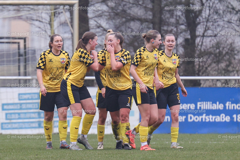 Fußball I Frauen I Saison 2025/2026 I Oberliga Schleswig-Holstein I 12. Spieltag I SV Frisia 03 Risum-Lindholm - Eichholzer SV | ml-sportfotografie - Realisiert mit Pictrs.com