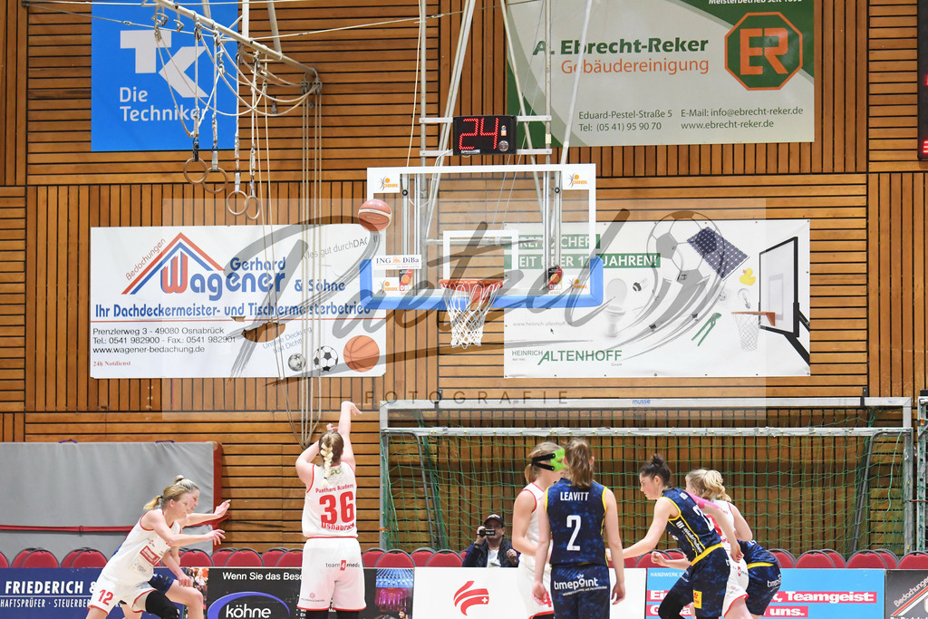 20200209_PAOEBS_0032 | Basketball, Frauen: Tessa Strompen (Panthers Academy Osnabrueck) in Aktion, am Ball, Einzelaktion waehrend des Spiels der 2. DBBL zwischen Panthers Academy Osnabrueck und Eintracht Braunschweig im datos – home of the panthers am 09.02.2020 in Osnabrueck, Deutschland. - Realisiert mit Pictrs.com