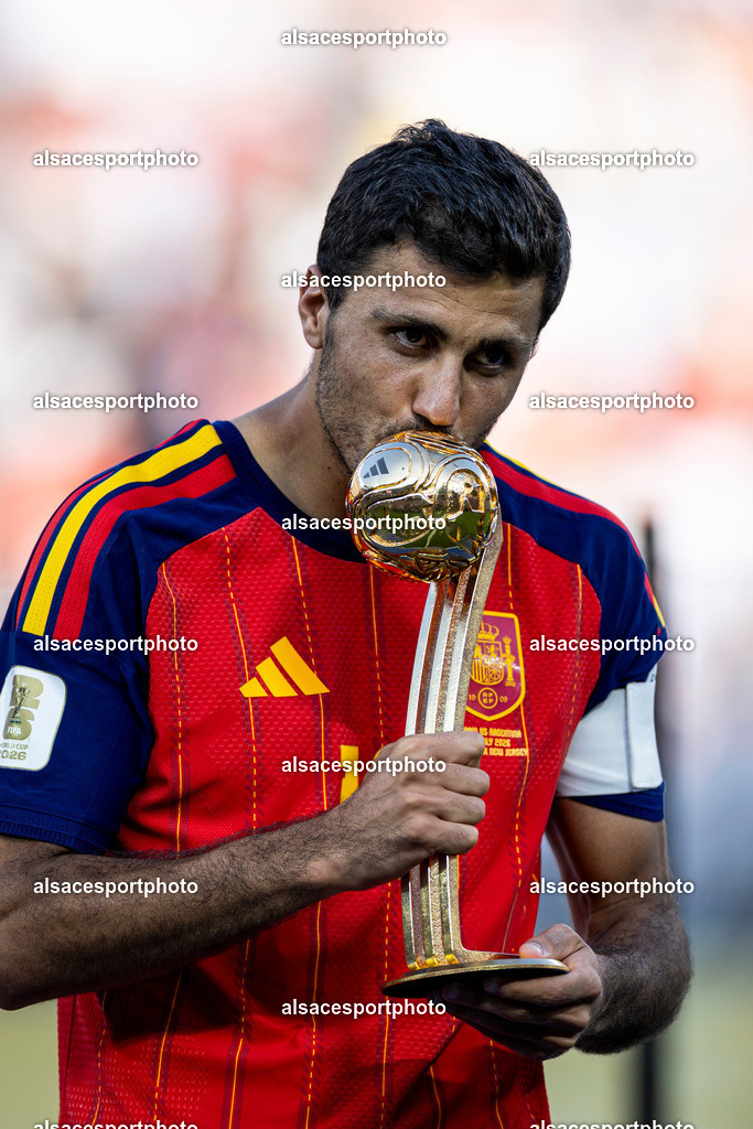 FOOTBALL : Argentine vs Espagne – Finale de la Coupe du Monde FIFA 2026. New York New Jersey Stadium, East Rutherford, New Jersey, États-Unis. 19/07/2026. | Rodri reçoit le Ballon d'Or (Golden Ball), récompensant le meilleur joueur de la Coupe du Monde de la FIFA 2026, lors de la cérémonie de remise des prix organisée après la finale remportée par l'Espagne face à l'Argentine au New York New Jersey Stadium, à East Rutherford (New Jersey), le 19 juillet 2026, aux États-Unis.