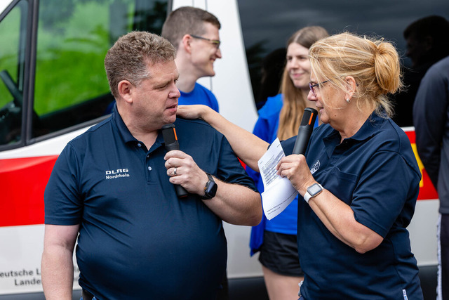 DLRG, Wettkampf, Rettungssport, Landesverbandsmeisterschaften 2026 13.06.2026 | Bedburg, Deutschland - June, 13: Frank Zantis (Leiter Verbandskommunikation DLRG Nordrhein) und Birgit Jansen-Howitz (Vizepräsidentin und DLRG Landesverband Nordrhein und Veranstaltungsleiterin) bei der Siegerehrung der Landesverbandsmeisterschaften 2026 im MonteMare Bedburg. (Foto: Benedikt Lang (DLRG Nordrhein) - Realisiert mit Pictrs.com