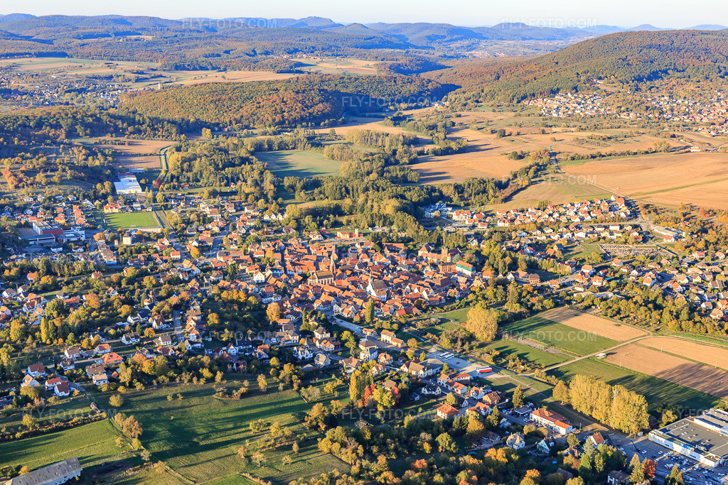 Aerial view: View of the town from the southwest in Wœrth in the state Bas-Rhin, France. – Photo: IMG_112135.jpg taken on 10/13/2018 by Werner Riehm/FLY-FOTO.com – Resolution of the original: 5472 x 3648 px
