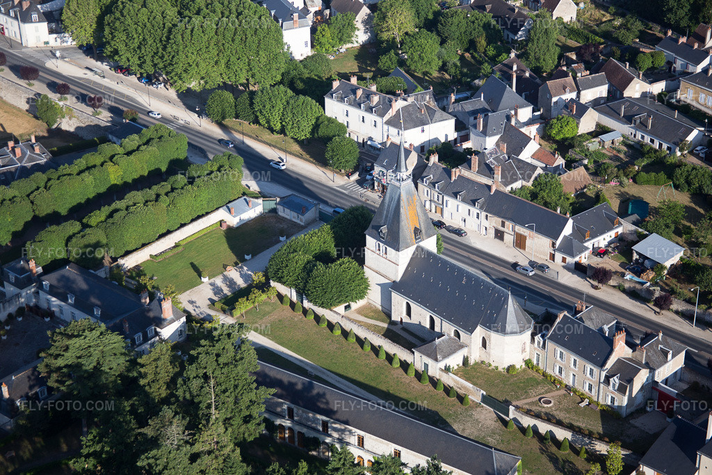 Aerial view: View of the town in Menars in the state Loir et Cher, France. – Photo: IMG_082105.jpg taken on 06/20/2015 by Werner Riehm/FLY-FOTO.com – Resolution of the original: 5472 x 3648 px