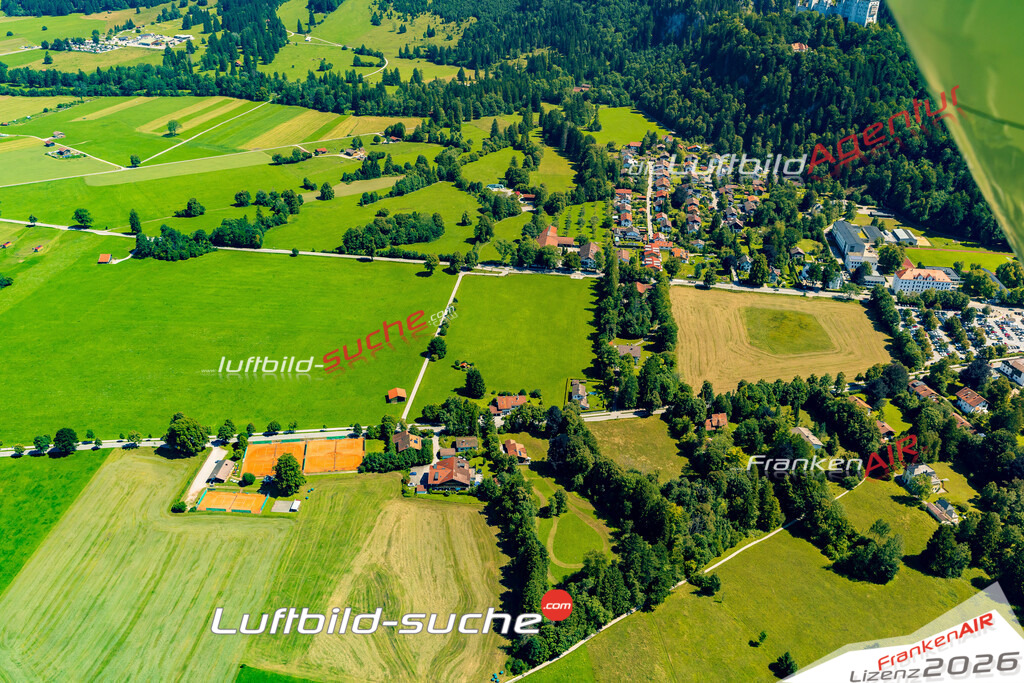 Schrägluftbild  Hohenschwangau  Schwangau - Das Luftbild wurde 2025 vom UL-Flugzeug heraus erstellt ( keine Drohne ) - Hochauflösende Luftaufnahme -Nicht vergleichbar mit Google Maps oder Satelittenbilder- Die Geschenkidee !Mit Lizenz und Bildrechte bestellbar