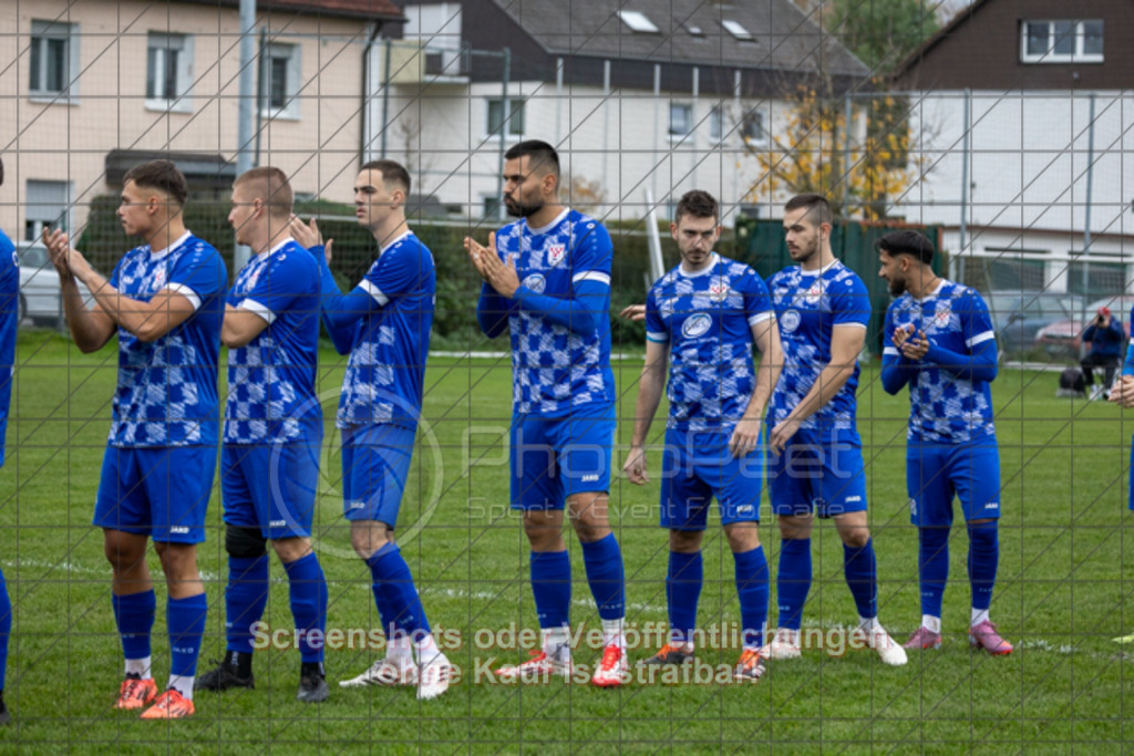 20251116_143016_0045 | #,KSG Eislingen (grün) vs. Croatia 2012 Geislingen (blau), Fussball, Kreisliga A3 - Bezirk Neckar/Fils, 13. Spieltag, Saison 2025/2026, Rasensportplatz KSG, Albstraße 69, 73054 Eislingen, 16.11.2025 - 14:30 Uhr,Foto: PhotoPeet-Sportfotografie/Peter Harich