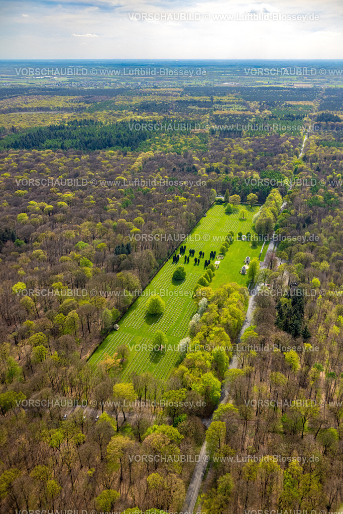 Kleve240402510KleverReichswaldForestWarCemetery | Luftbild, Reichswald Forest War Cemetery, britischer Militärfriedhof Ehrenfriedhof und Kriegsgräberfriedhof, Mischwald Waldgebiet, Materborn, Kleve, Niederrhein, Nordrhein-Westfalen, Deutschland