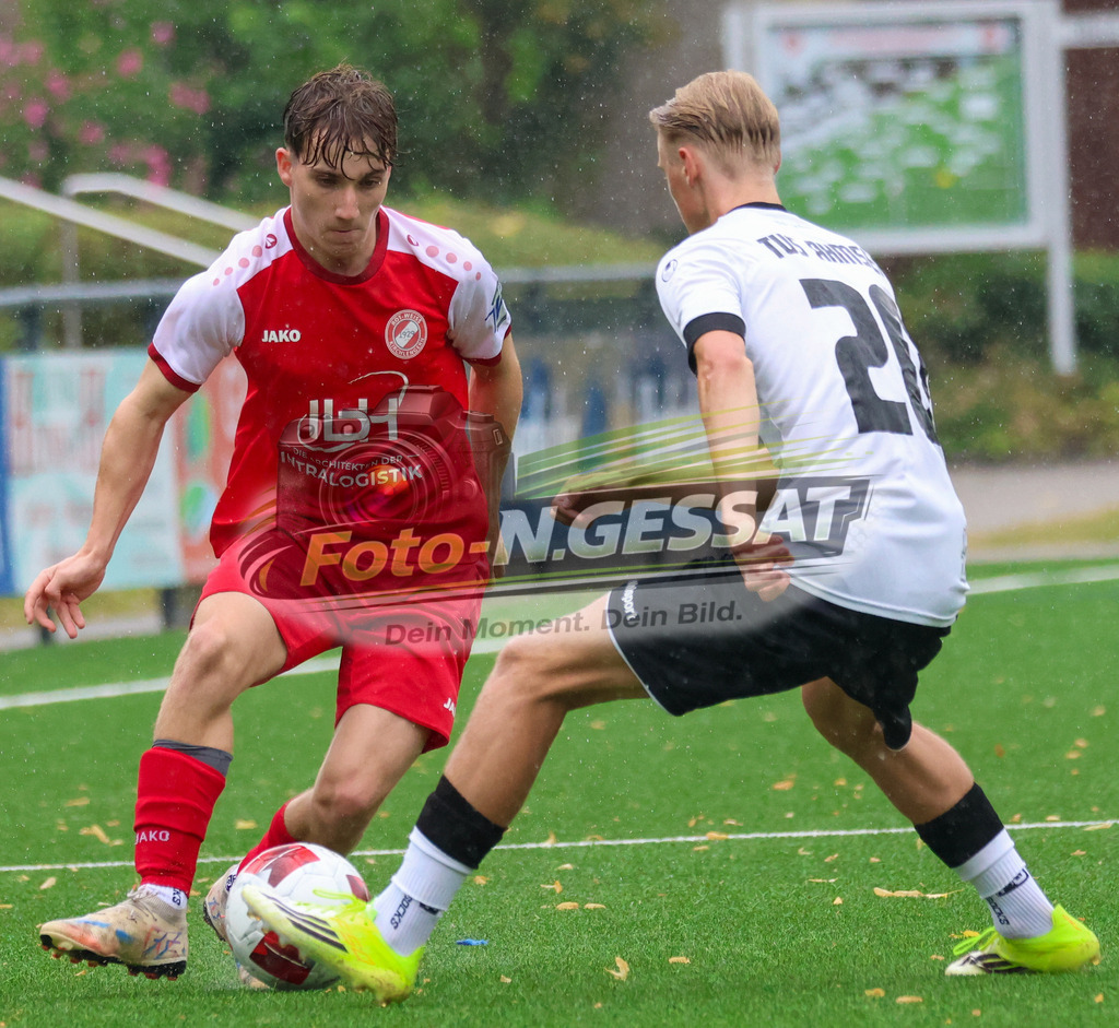 FC RW Kirchlengern - Post TSV Detmold | Auf dem Bild zu sehen: Rot FC RW Kirchlengern: Julian Zähler ; weiß TuS Ahmsen: Jannik Müntener FC RW Kirchlengern, TuS Ahmsen, Saison 26/27, Testspiel, Deutschland - Realisiert mit Pictrs.com