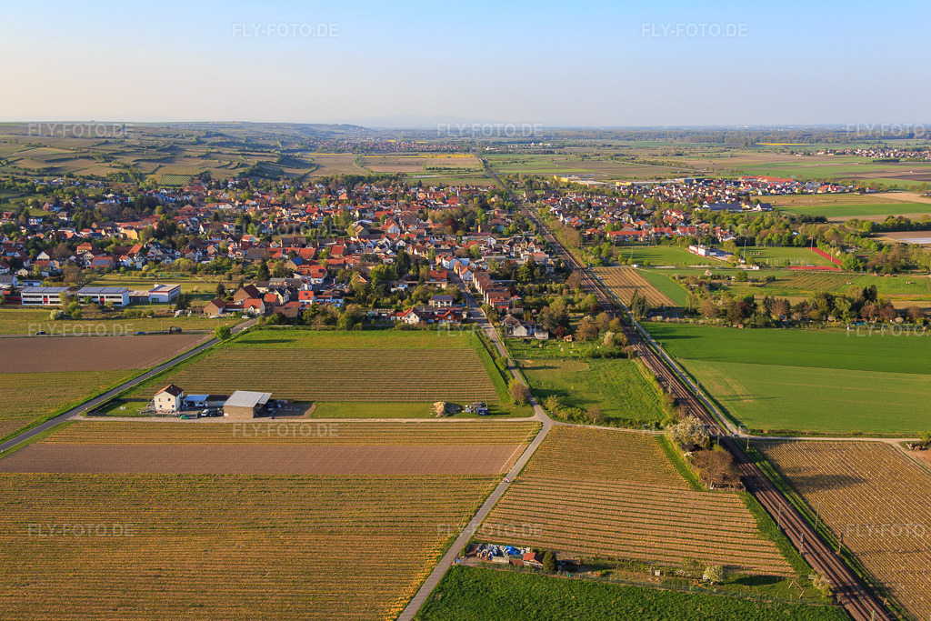Luftbild: Dorfansicht an der Bahnlinie aus Süden in Alsheim im Bundesland Rheinland-Pfalz in Deutschland. Foto: IMG_077629.jpg vom 23.04.2015 durch Werner Riehm/FLY-FOTO.de