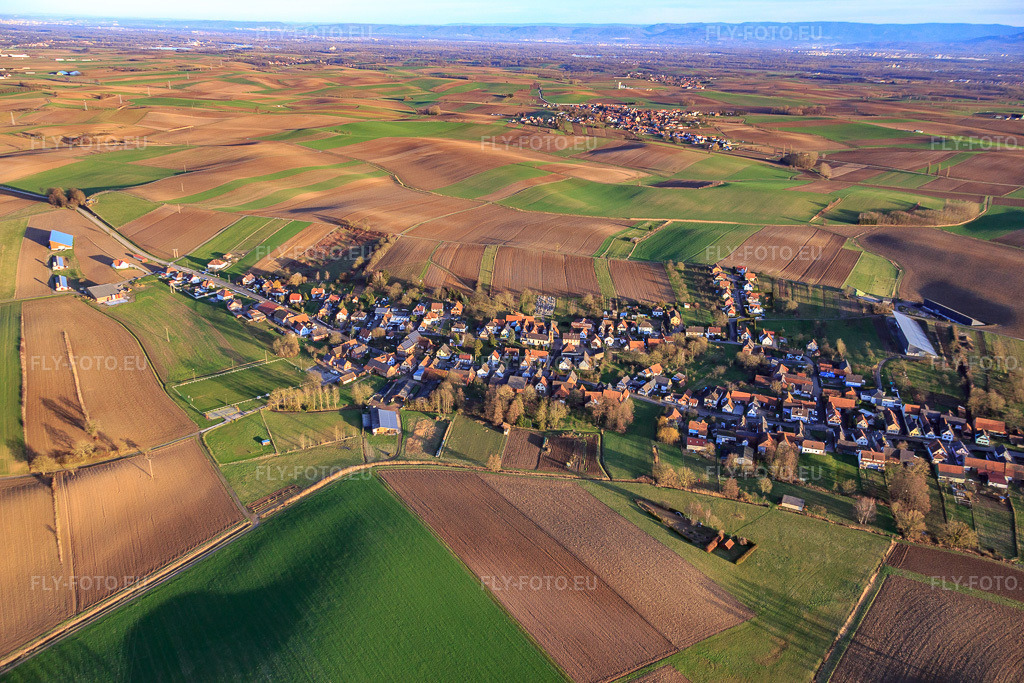 Vue aérienne: Vue de la ville depuis l'ouest à Siegen dans le département Bas Rhin, France – .Photo: IMG_086012.jpg prise le 06/02/2016 par Werner Riehm/FLY-FOTO.eu – Résolution de l'original: 5472 x 3648 px