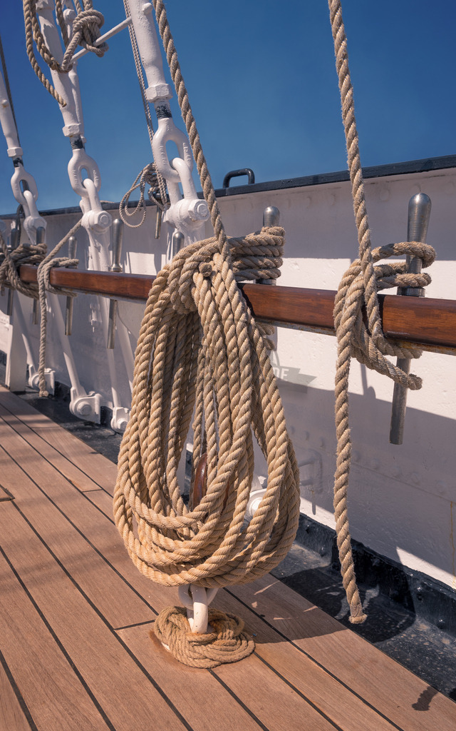 Schiffstau auf Deck | Exklusive Hamburg collagen, tolle Segelbilder und viele weitere tolle Motive auf Leinwand, Poster, Alu-Dibond, u.v.m. findet Ihr bei uns auf hamburgbild.de. Findet Euer Wandbild für Euer Zuhause, Büro oder die  Praxis…. - Realisiert mit Pictrs.com