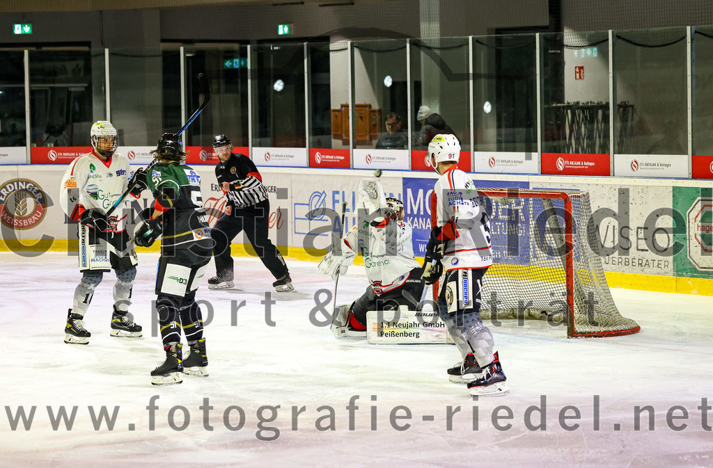 2022-11-04_019_Eishockey_TSV_Erding_gegen_TSV_Peissenberg | Erding, Deutschland, 04.11.2022:
Eishockey, Bayernliga 2022 / 2023, 10. Spieltag, TSV Erding gegen TSV Peißenberg, Endergebnis: 4:3

Ryan Murphy (Erding Gladiators, #51), Torwart Korbinian Sertl (TSV Peissenberg, #31)

Foto: Christian Riedel / fotografie-riedel.net