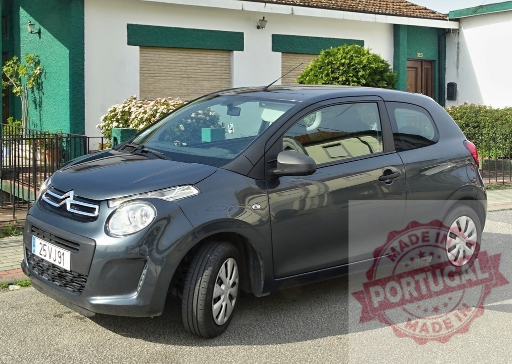 Grey Citroën C1 compact car parked on street | Grey Citroën C1 compact car parked on a residential street in front of a house - Realisiert mit Pictrs.com