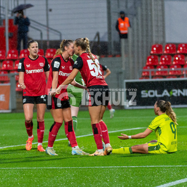 20240927_NSZ_6815 | Freude bei Leverkusen über einen gegebenen Elfmeter. Jill Janssens (TSG Hoffenheim,No.09) (rechts am Boden) DEU, Leverkusen, 27.09.2024 Fußball, Frauen, Google Pixel Frauen-Bundesliga, Saison 2024/2025, 4. Spieltag, Bayer 04 Leverkusen - TSG HoffenheimDIE DFB-RICHTLINIEN UNTERSAGEN JEGLICHE NUTZUNG VON FOTOS ALS SEQUENZBILDER UND/ODER VIDEOÄHNLICHE FOTOSTRECKEN - Realisiert mit Pictrs.com