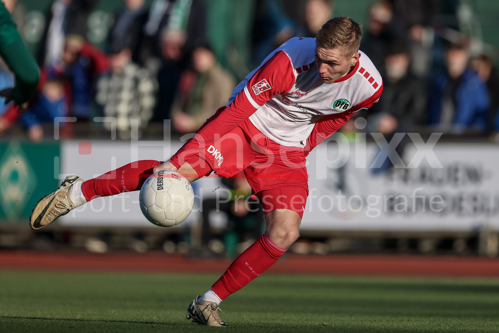 Fussball, Regionalliga Nord, SV Werder Bremen II - VfB Lübeck | v.li.: Julian Albrecht (VfB Lübeck, 39) am Ball, Freisteller, Einzelbild, Ganzkörper, Aktion, Action, Spielszene