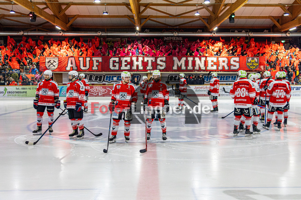 Halbfinale Spiel 3 TSV Peißenberg Miners vs TEV Miesbach | Eishockey Bayernliga Playoffs 2023/2024, Halbfinale Spiel 3 TSV Peißenberg Miners vs TEV Miesbach, 20240315,
Einlauf, Spielervostellung,
2024-03-15 in Peißenberg (Eisstadion)

Copyright: WolfgangxLindner foto-lindner.de