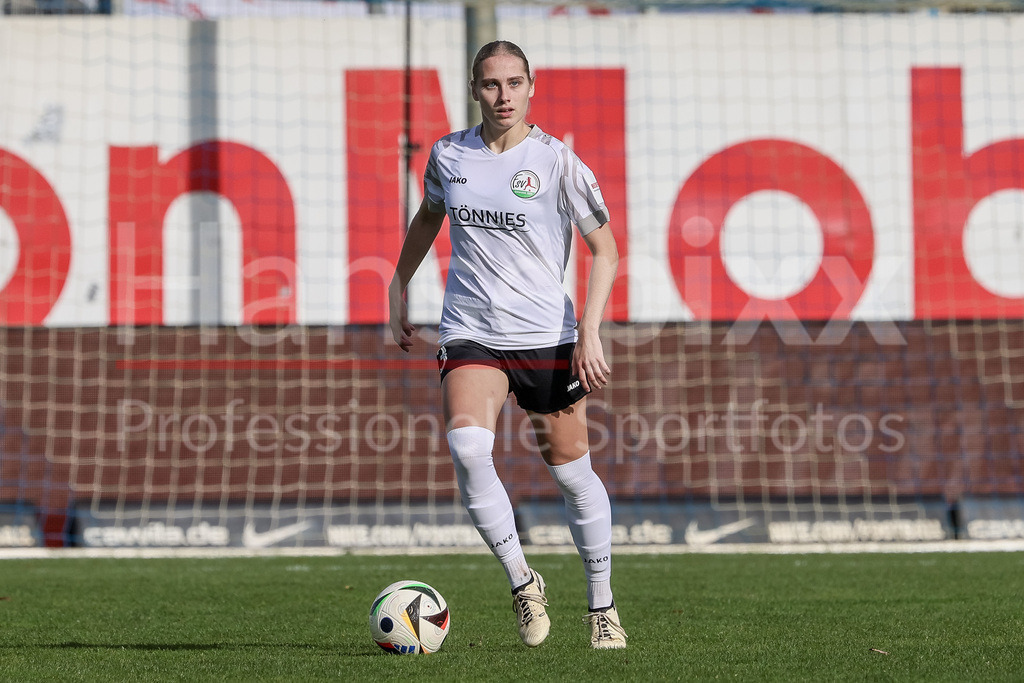 Fussball, 2. Frauen-Bundesliga, SV Meppen - FSV Gütersloh 2009 | v.li.: Merle Hokamp (FSV Gütersloh 2009, 13) am Ball, Freisteller, Einzelbild, Ganzkörper, Aktion, Action, Spielszene, DIE DFB-RICHTLINIEN UNTERSAGEN JEGLICHE NUTZUNG VON FOTOS ALS SEQUENZBILDER UND/ODER VIDEOÄHNLICHE FOTOSTRECKEN. DFB REGULATIONS PROHIBIT ANY USE OF PHOTOGRAPHS AS IMAGE SEQUENCES AND/OR QUASI-VIDEO.