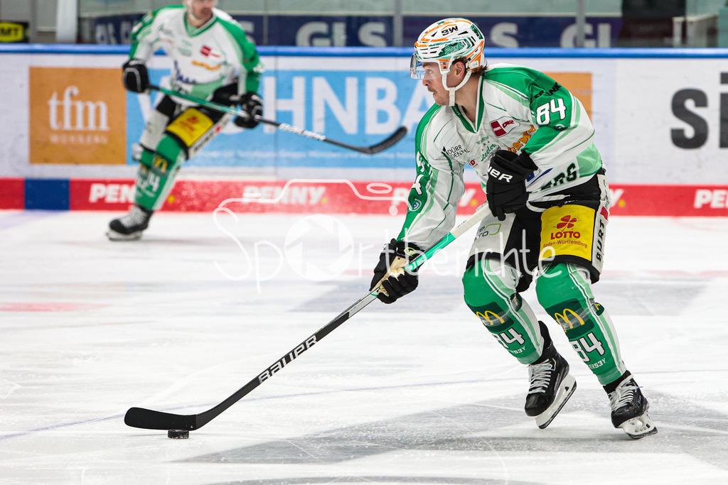 Augsburger Panther - Bietigheim Steelers | Chris WILKIE (SCB #84) am Puck