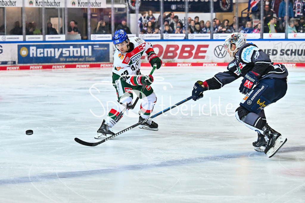 Iserlohn Roosters - Augsburger Panther | im Duell Thomas SCHEMITSCH (Augsburger Panther #62) und Emil QUAAS (Iserlohn Roosters 17) / Zweikampf / DEL: Iserlohn Roosters - Augsburger Panther, Eissporthalle Iserlohn am 07.03.2025