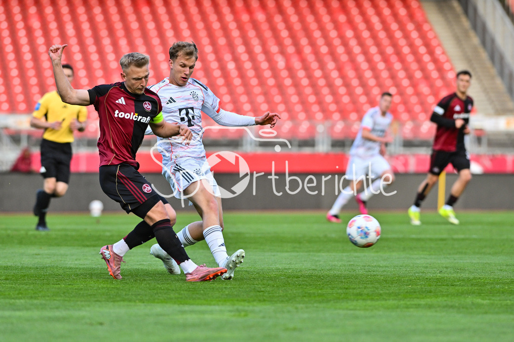 1. FC Nürnberg II - FC Bayern Amateure | NÜRNBERG, GERMANY - 21. APRIL: im Duell Julian JUSTVAN (1. FC Nuernberg 10) und Kurt RÜGER (FC Bayern München II 8) während dem Match zwischen dem 1. FC Nürnberg II und den Amateuren des FC Bayern am 30. Spieltag der Regionalliga Bayern im Max-Morlock Stadion