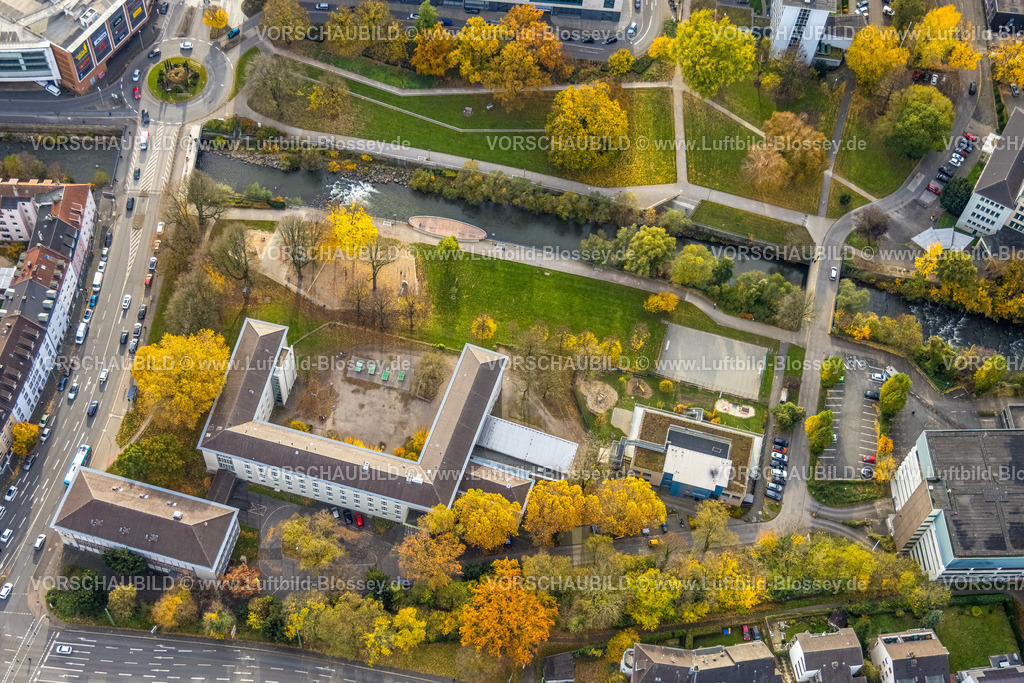 Hagen251102493 | Luftbild, Schule Ricarda-Huch-Gymnasium, Kindertagesstätte St. Paula des Caritasverbandes Hagen, Fluss Volme und Volmepark, herbstliche Bäume, Mittelstadt, Hagen, Ruhrgebiet, Nordrhein-Westfalen, Deutschland