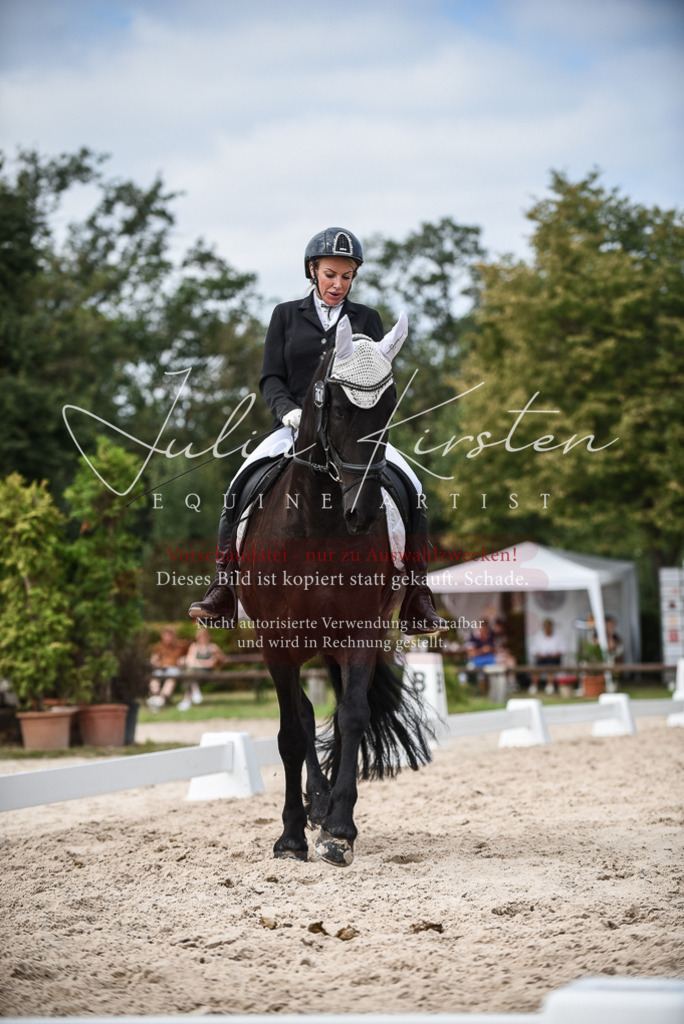 DSC_8650 | Pferde- und Turnierfotografie in Westsachsen. Pferdeportraits, Auftragszeichnungen und intuitive Kunst.