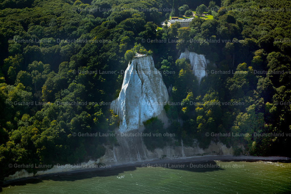 3637907 | LOHME 25.08.2016 Felsen- Küsten- Landschaft an der Steilküste - Kreidefelsen Königstuhl - in Lohme im Bundesland Mecklenburg-Vorpommern, Deutschland. Weiterführende Informationen bei: Nationalpark-Zentrum KÖNIGSSTUHL Sassnitz gemeinnützige GmbH. // Rock Coastline on the cliffs - Kreidefelsen Koenigstuhl - in Lohme in the state Mecklenburg - Western Pomerania, Germany. Further information at: Nationalpark-Zentrum KOeNIGSSTUHL Sassnitz gemeinnuetzige GmbH. Foto: Gerhard Launer