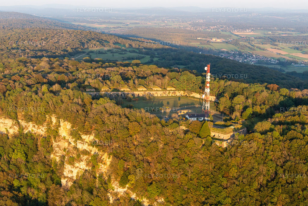 Vue aérienne: Fort de Montfaucon à Montfaucon dans le département Doubs, France. Photo: IMG_129699.jpg prise le 23/09/2021 par Werner Riehm/FLY-FOTO.euRésolution de l'original: 5472 x 3648 px