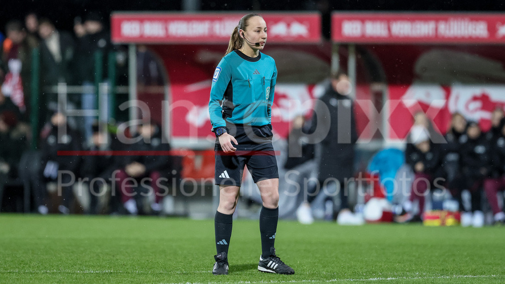Fussball, Google Pixel Frauen-Bundesliga, RB Leipzig - 1. FFC Turbine Potsdam | v.li.: Schiedsrichterin Lara Wolf, DIE DFB-RICHTLINIEN UNTERSAGEN JEGLICHE NUTZUNG VON FOTOS ALS SEQUENZBILDER UND/ODER VIDEOÄHNLICHE FOTOSTRECKEN. DFB REGULATIONS PROHIBIT ANY USE OF PHOTOGRAPHS AS IMAGE SEQUENCES AND/OR QUASI-VIDEO.