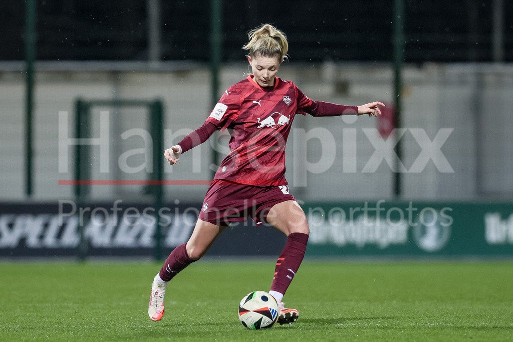 Fussball, Google Pixel Frauen-Bundesliga, RB Leipzig - 1. FFC Turbine Potsdam | v.li.: Julia Landenberger (RB Leipzig, 21) am Ball, Freisteller, Einzelbild, Ganzkörper, Aktion, Action, Spielszene, DIE DFB-RICHTLINIEN UNTERSAGEN JEGLICHE NUTZUNG VON FOTOS ALS SEQUENZBILDER UND/ODER VIDEOÄHNLICHE FOTOSTRECKEN. DFB REGULATIONS PROHIBIT ANY USE OF PHOTOGRAPHS AS IMAGE SEQUENCES AND/OR QUASI-VIDEO.