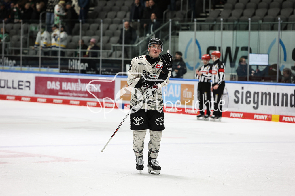Augsburger Panther - Kölner Haie | Justin SCHUETZ (KEC #10) Doppeltorschuezte im zweiten Drittel bedankt sich bei den mitgreisten Fans nach dem Sieg in Augsburg