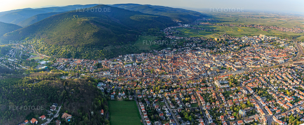 Luftbild: Stadtpanorama aus Süden in Neustadt an der Weinstraße im Bundesland Rheinland-Pfalz in Deutschland. Foto: IMG_106605-Pano.jpg vom 17.04.2018 durch Werner Riehm/FLY-FOTO.deAuflösung des Originals: 7319 x 3008 px