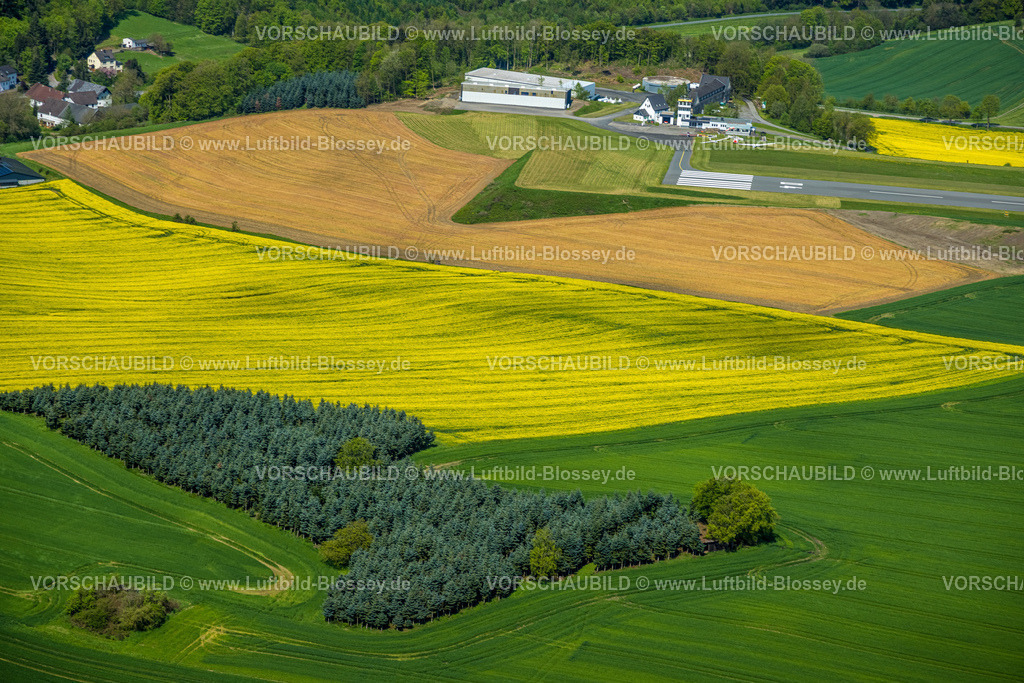 Meschede230501293 | Luftbild, Flugplatz Meschede-Schüren, Wiesen und Felder, Rapsfelder, Schüren, Meschede, Sauerland, Nordrhein-Westfalen, Deutschland
