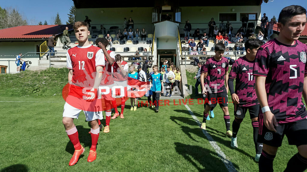 AUSTRIA U15 - MEXICO U15 | Einlauf ; AUSTRIA U15 - MEXICO U15 am 29.04.2022 in Arnoldstein
(Sportplatz), AUSTRIA, (Photo by Ernst Krawagner sport-fan.at) - Realisiert mit Pictrs.com