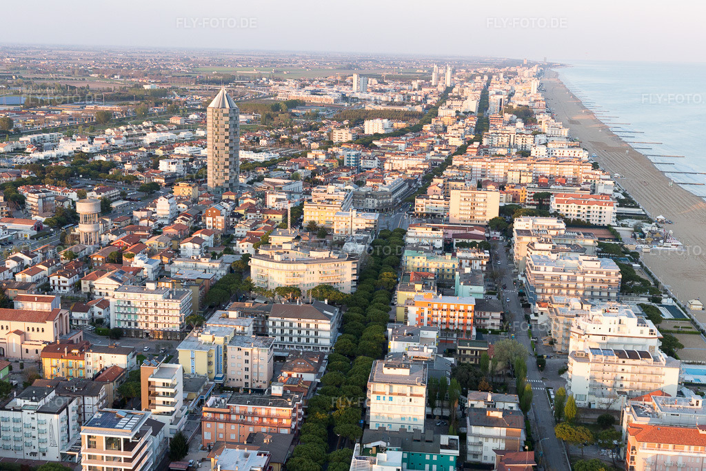 Luftbild: Ortsansicht im Ortsteil Lido di Iesolo in Jesolo im Bundesland Venetien in Italien. Foto: IMG_098327.jpg vom 03.04.2017 durch Werner Riehm/FLY-FOTO.de