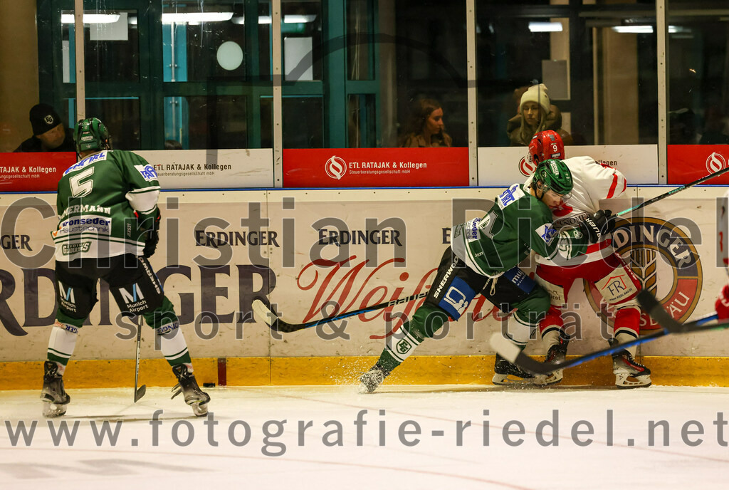 2023-10-20_093_TSV_Erding_gegen_EHC_Klostersee | Erding, Deutschland, 20.10.2023:.Eishockey, Bayernliga Vorrunde 2023 / 2024, 2. Spieltag, TSV Erding gegen EHC Klostersee, Endergebnis: 7:2..Simon Franz (Erding Gladiators, #4), Paul Wallek (Erding Gladiators, #44), Kelvin Walz (EHC Klostersee, #9)..Foto: Christian Riedel / fotografie-riedel.net