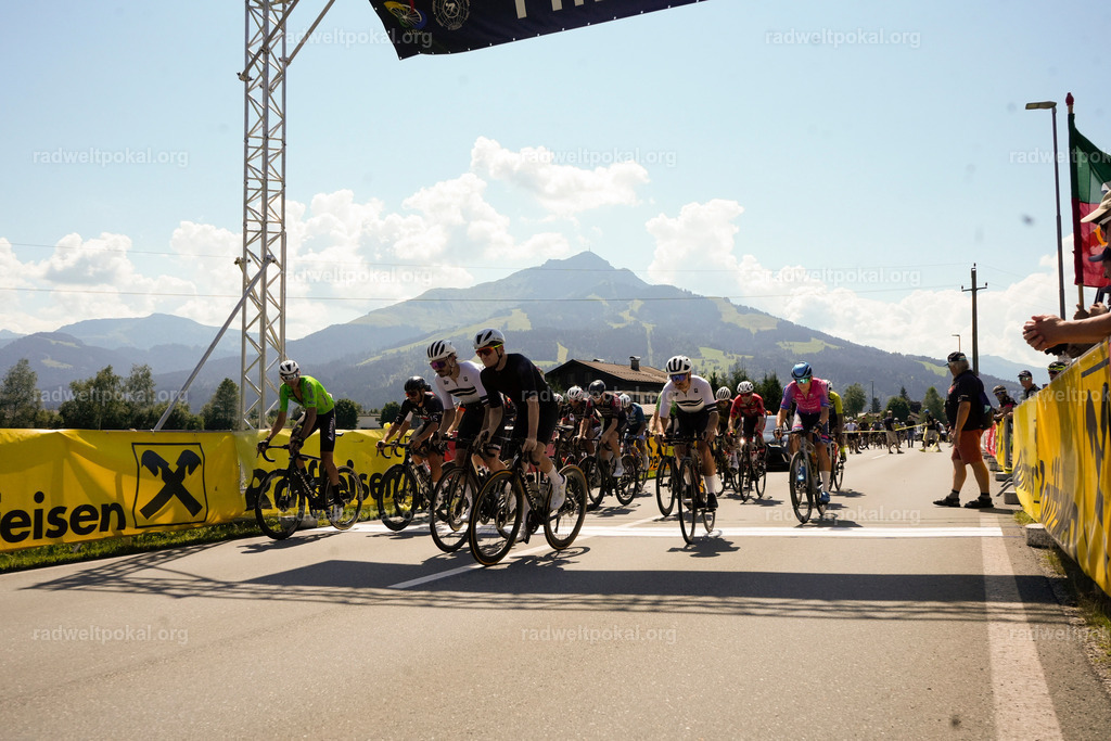 124_20230817_Bewerb_Maenner_Muehlanger | AUT - OESTERREICH, 2023-08-16: SPORT RENNRAD-FAHREN - 55. INTERNATIONALER RADWELTPOKAL IN ST. JOHANN IN TIROL  - Vintage-Radrennen mit WM-Bronze-Medaillen-Siegerin Christina Schweinberger, den Teilnehmer und Alexander Baumann (vom Orginastions-Team) - TAG 2 BEWERB MAENNER IN SECHS GRUPPEN  ; Foto: Roland Muehlanger