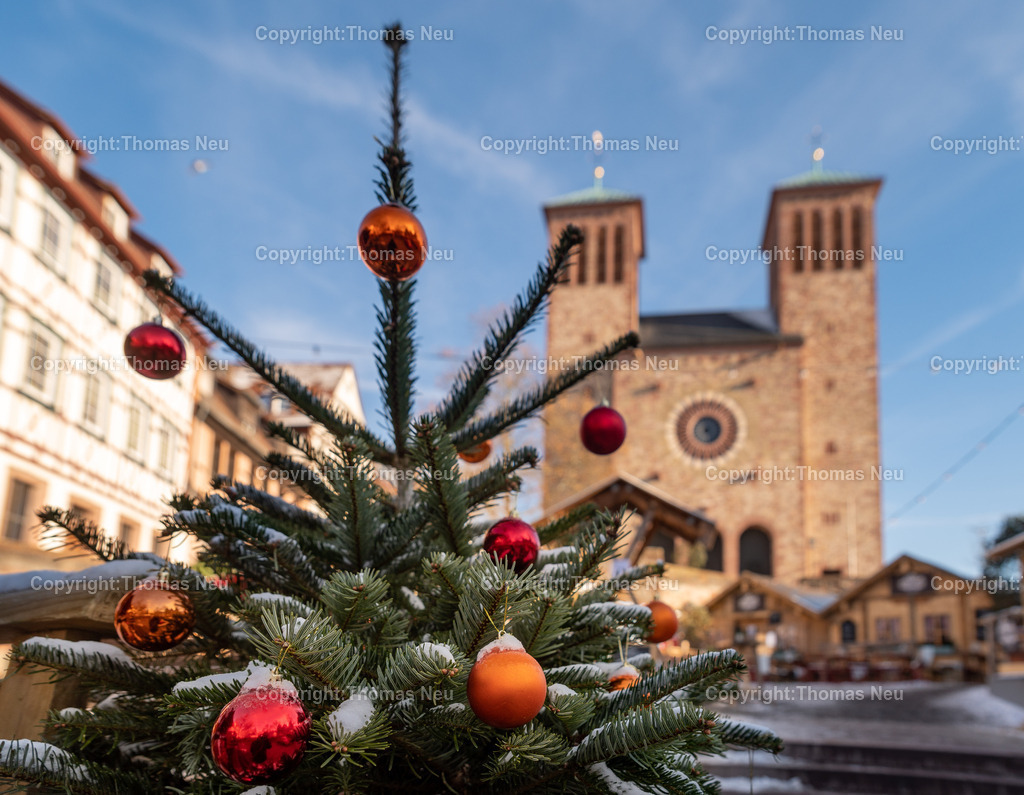 DSC_5279 | Winterliche Stimmung auf dem Bensheimer Weihnachtsmarkt. Zwischen festlich geschmückten Ständen und warmem Lichterglanz trifft sich in der Altstadt vorweihnachtliches Leben an der Hessischen Bergstraße. Hier der Blick auf die Pfarrkirche Sankt Georg