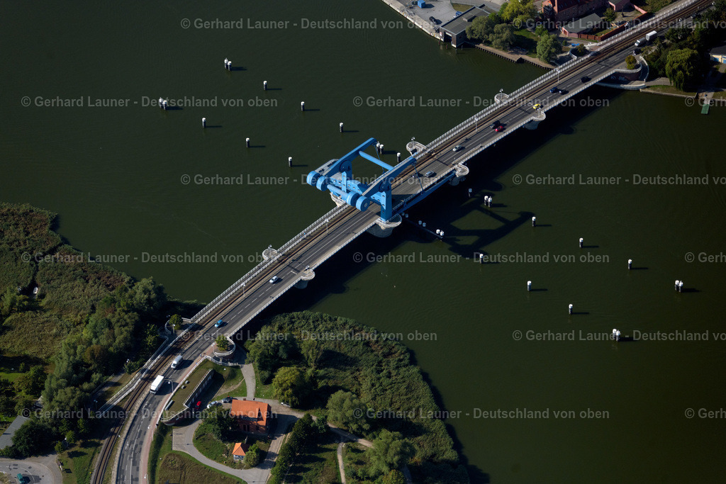 4061071 | WOLGAST 08.09.2021 Blick auf die Peenebrücke in Wolgast im Bundesland Mecklenburg-Vorpommern. Die Peenebrücke Wolgast ist eine Klappbrücke und führt über den Peenestrom. Sie trägt den Beinamen Brücke der Freundschaft. // View of the Peene Bridge in Wolgast in the state Mecklenburg-Vorpommern. The Peene Bridge is a bascule bridge and crosses the Peenestream. The bridge bears the name Bridge of friendship. Foto: Gerhard Launer
