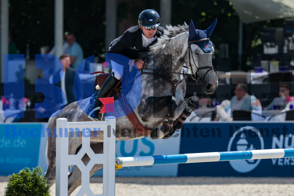 Longines Balve Optimum - Springen Samstag {date} -  | {headline}(Foto: Sebastian Sendlak / BOND) - Realisiert mit Pictrs.com