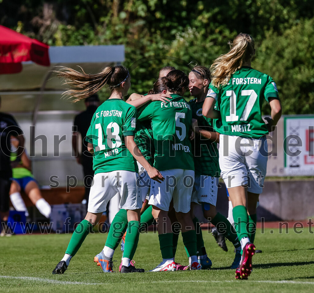 2023-09-16_061_FC_Forstern_gegen_VfL_Sindelfingen_Ladies_I | Forstern, Deutschland, 16.09.2023:
Fußball, B-Juniorinnen-Bundesliga Süd 2023 / 2024, 2. Spieltag, FC Forstern gegen VfL Sindelfingen Ladies I, Endergebnis: 4:1

Jubel nach dem 2:1 durch Elisabeth Ley (FC Forstern, #20)

Foto: Christian Riedel / fotografie-riedel.net