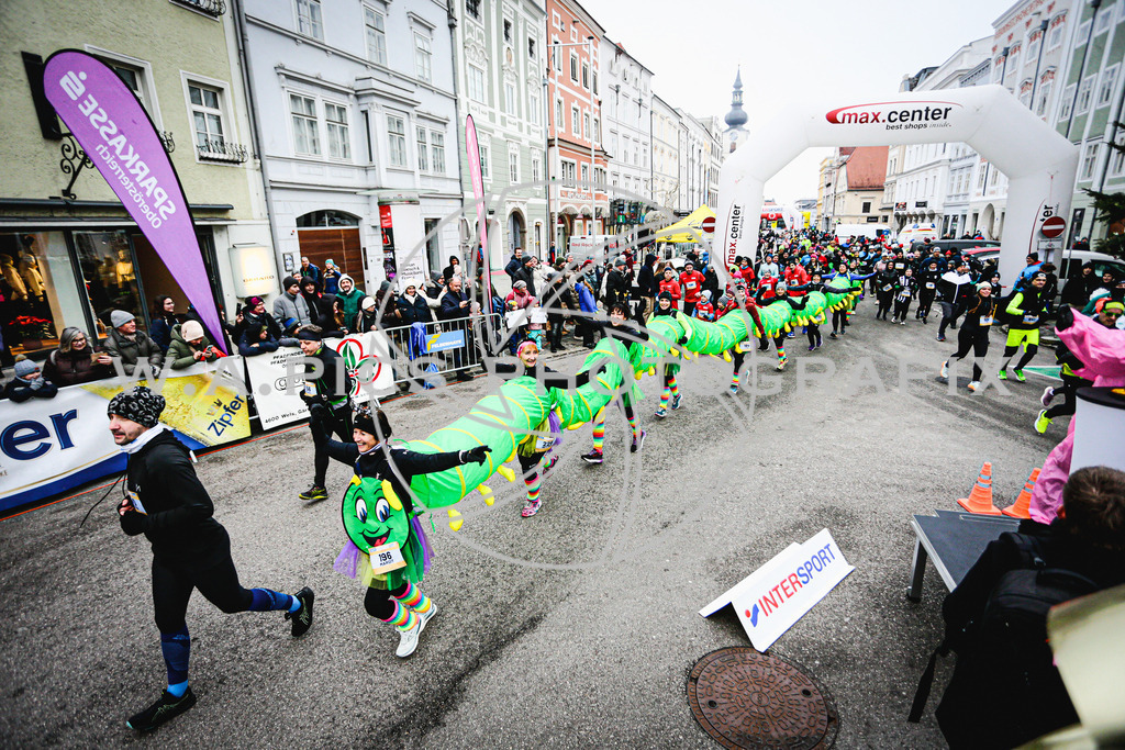 ..... | AUSTRIA, Wels, 31.12.24, SPARKASSE SILVESTERLAUF 2024, Image shows: Photo: Wapics / Andreas Willdoner