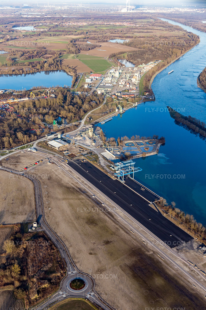 Aerial view: Quays and ship berths with loading terminals at the new inland port of the Rhine in Lauterbourg in the state Bas-Rhin, France. – Photo: IMG_104821.jpg taken on 02/16/2018 by Werner Riehm/FLY-FOTO.com – Resolution of the original: 3648 x 5472 px