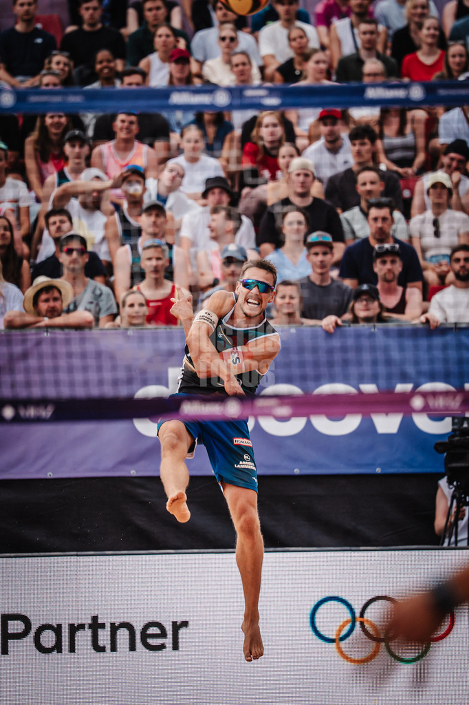 Beachvolleyball | Männer | Allianz German Beach Tour 2025 | Tourstop München | 06.07.2025 | David Poniewaz beim Aufschlag