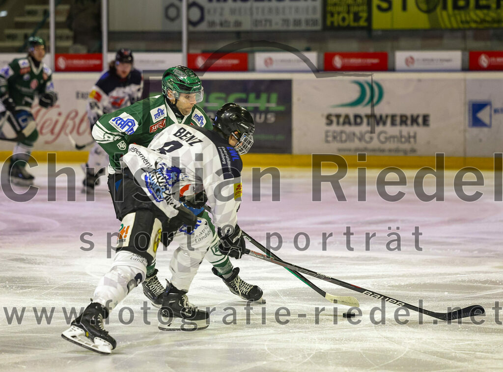 2024-01-26_015_TSV_Erding_gegen_HC_Landsberg | Erding, Deutschland, 26.01.2024:
Eishockey, Bayernliga Vorrunde 2023 / 2024, 28. Spieltag, TSV Erding gegen HC Landsberg, Endergebnis: 6:2

Michael Trox (Erding Gladiators, #86), Korbinian Benz (HC Landsberg, #8)

Foto: Christian Riedel / fotografie-riedel.net