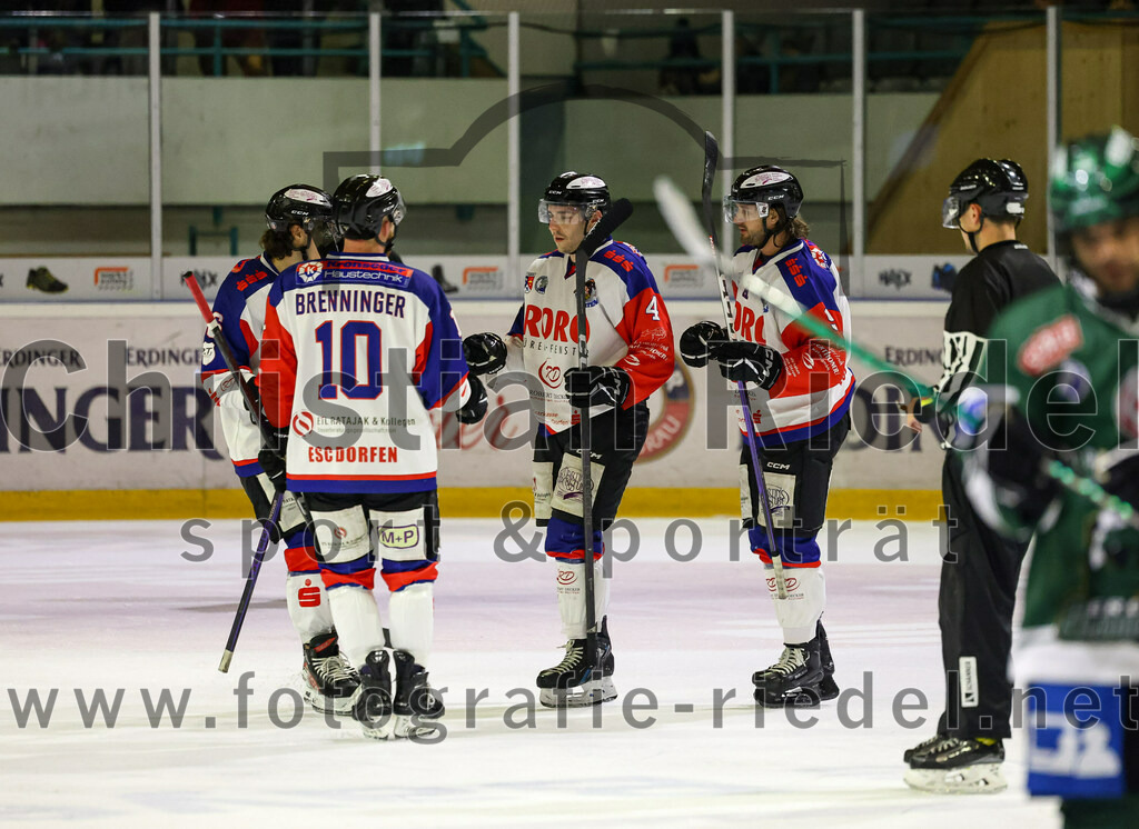 2023-11-03_129_TSV_Erding_gegen_ESC_Dorfen | Erding, Deutschland, 03.11.2023:
Eishockey, Bayernliga Vorrunde 2023 / 2024, 6. Spieltag, TSV Erding gegen ESC Dorfen, Endergebnis: 11:3

Florian Brenninger (ESC Dorfen, #10), Alexander Kanzelsberger (ESC Dorfen, #4)

Foto: Christian Riedel / fotografie-riedel.net