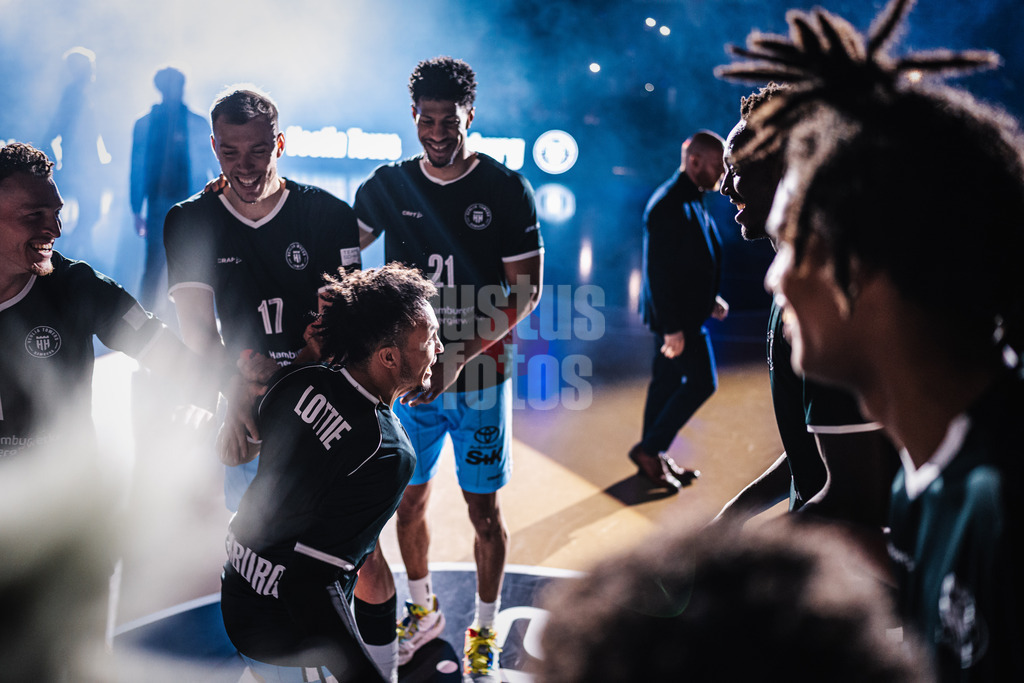 Basketball | Männer | Saison 2024/2025 | easyCredit Basketball Bundesliga | 16. Spieltag | Veolia Towers Hamburg vs. Telekom Baskets Bonn | 10.01.2025 | Towers Einlauf in der mitte Jaizec Lottie (#4, Veolia Towers Hamburg)