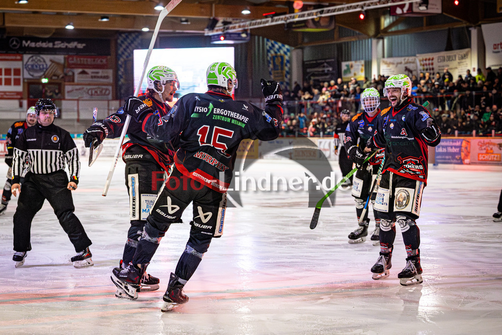 Peißenberg MINERS gegen EV Dingolfing ISAR RATS | Eishockey Bayernliga 2025/26 Vorrunde 28. Spieltag, Peißenberg MINERS gegen EV Dingolfing ISAR RATS, 20260118,Torjubel,2026-01-18 in Peißenberg (flatbuy Arena Peißenberg), Weiland PARRISH (MINERS 13), Ryan MURPHY (MINERS 15), Dejan VOGL (MINERS 23)Copyright: WolfgangxLindner www.foto-lindner.de
