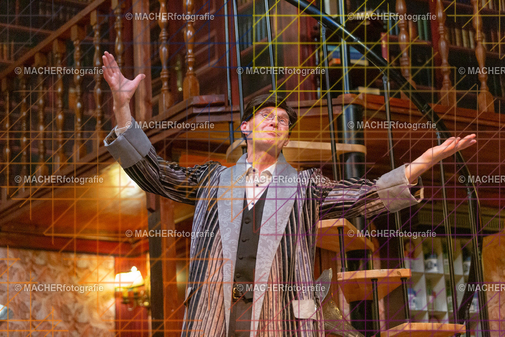 410_MFL-2025 | Portraitbilder von Regisseur; Darsteller; Techniker; Maske; Kostüme; Chor; Musiker; Bilderserie der Generalprobe und der Premierenvorstellung, Szenenbilder; Ausdrucksstudien; Bühnenüberblick; Bühnenkulissen; Pressefotos inkl. Redaktionsfoto Darstellergruppe.